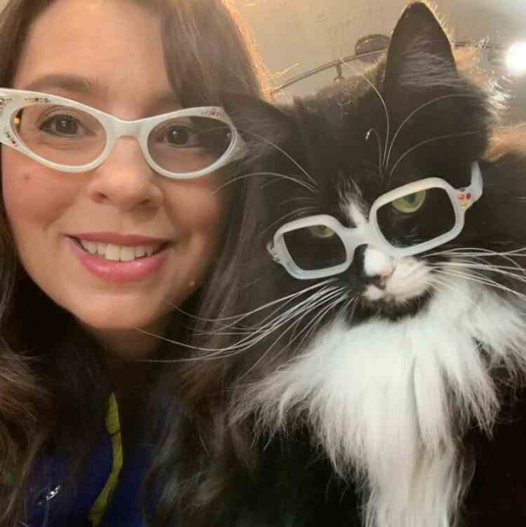 FOTO: O pisică cu ochelari, salvată de un medic oftalmolog, a ajuns să ajute copiii cu probleme de vedere